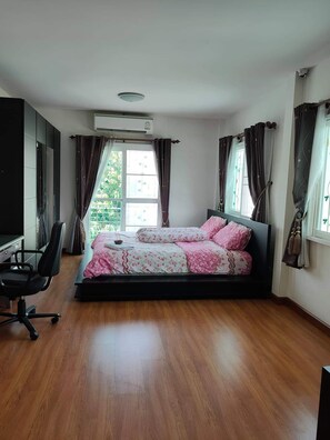 3 bedrooms, iron/ironing board, WiFi, bed sheets - 3 bedroom detached house (Bangkok)