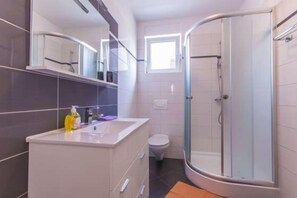 Shower - Apartment 927/2176 (Istria - Medulin), 300m from the beach (Medulin)