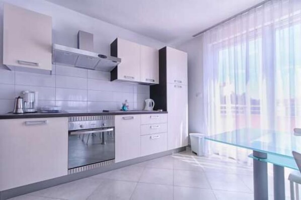 Køleskab, mikrobølgeovn, kogeplade, kaffe-/temaskine