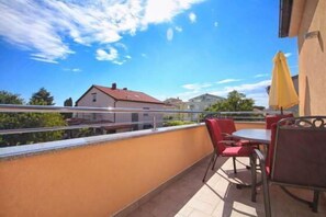 Outdoor dining - Apartment 927/2177 (Istria - Medulin), 300m from the beach (Medulin)