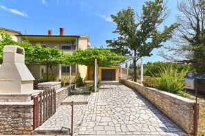 Property grounds - Apartment 929/2200 (Istria - Valbandon), 900m from the beach (Valbandon)