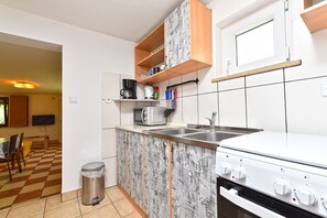 Refrigerador, horno, placa de cocina, cafetera/tetera