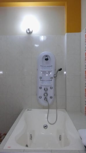 Executive Studio Suite | Jetted tub
