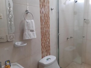 Economy Triple Room | Bathroom | Shower, free toiletries, bidet, towels - Hotel El Ensueño (Rupa-Rupa)