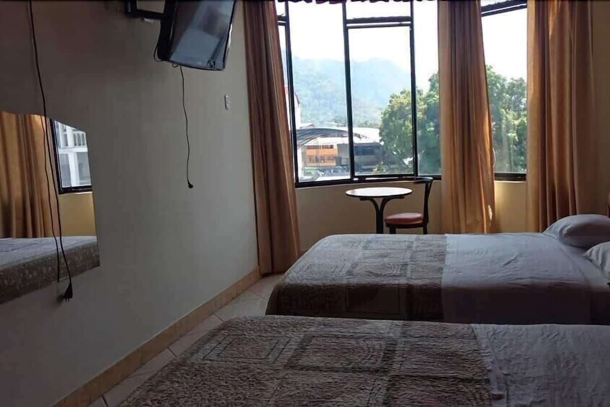 Espacio para trabajar con laptop y tabla de planchar con plancha 