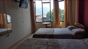 Economy-Dreibettzimmer | Individuell eingerichtet, laptopgeeigneter Arbeitsplatz