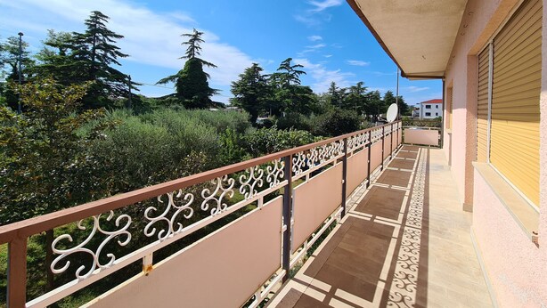A balcony with a patterned railing, a tiled floor, and a view of trees and buildings in the background. - Apartment 930/2214 (Istria - Valbandon), 1000m from the beach (Valbandon)
