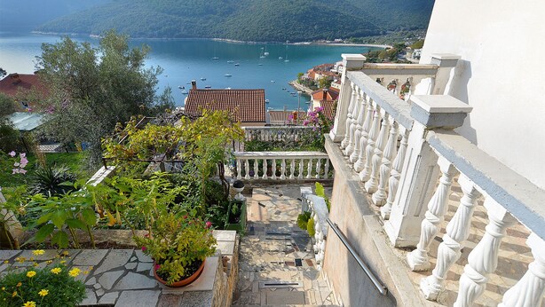 A balcony with a view of a lake and mountains. - Apartment 938/2349 (Istria - Rabac), 300m from the beach (Rabac)