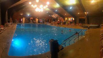 Alberca techada y alberca al aire libre