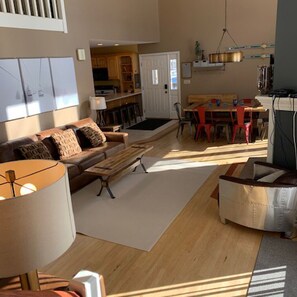 Smart TV, fireplace, video games, DVD player - Peek N' Peak Resort, Ski-in/Ski-out, on golf course, Clymer, NY Ski Birdie Lodge (Clymer)