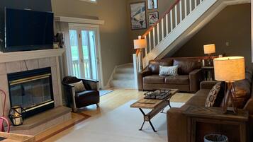 Älytelevisio, takka, videopelejä, DVD-soitin