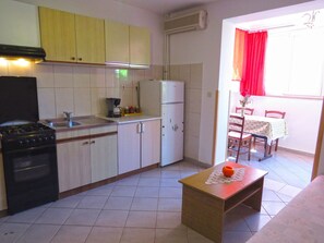 Fridge, oven, stovetop, coffee/tea maker - Apartment 961/2447 (Istria - Medulin), 750m from the beach (Medulin)