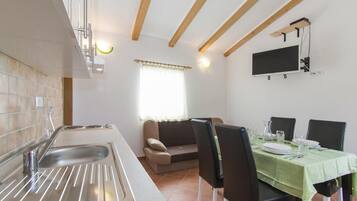 Refrigerador, parrilla de estufa y cafetera y tetera