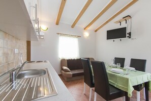 Frigorífico, placa de cocina, cafetera o tetera y utensilios de cocina
