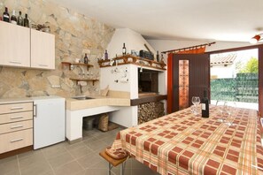 Frigorifero, microonde, forno, piano cottura