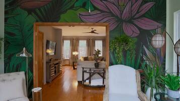 Flat-screen TV, fireplace, Netflix, DVD player