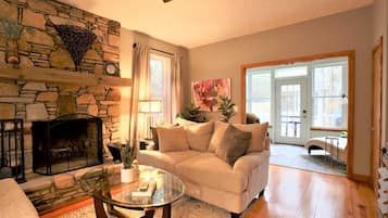 Flat-screen TV, fireplace, Netflix, DVD player