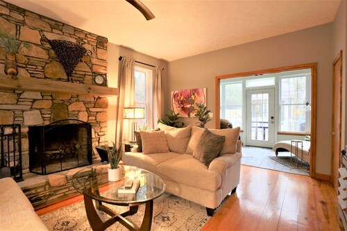 THE LOVERLY - Your Romantic Love Nest - hot tub, 3 fireplaces, 2 bath,  gazebo 