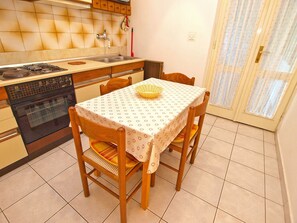 Fridge, oven, stovetop, coffee/tea maker