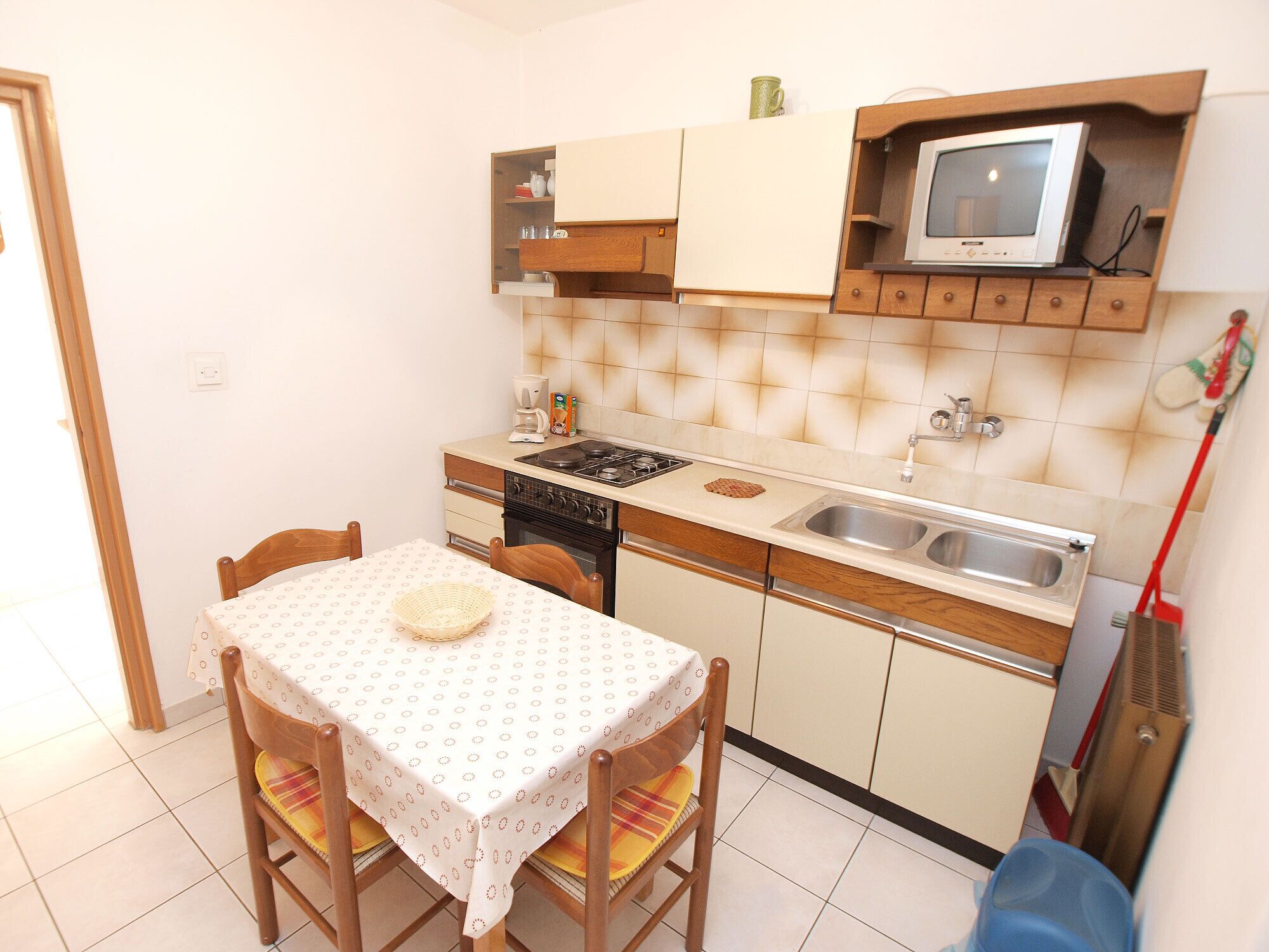 Kühlschrank, Ofen, Herdplatte, Wasserkocher mit Kaffee-/Teezubehör