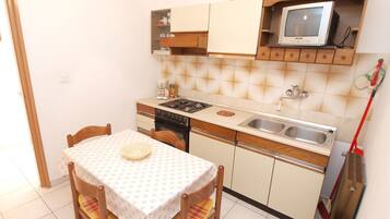 Geladeira, fogão, cooktop, cafeteira/chaleira