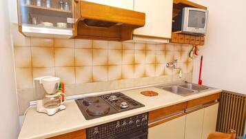 Refrigerador, horno, placa de cocina, cafetera/tetera