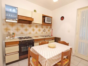 Refrigerador, horno, placa de cocina, cafetera/tetera