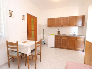 Refrigerador, placa de cocina, cafetera/tetera, utensilios de cocina