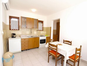 Refrigerador, horno, placa de cocina, cafetera/tetera
