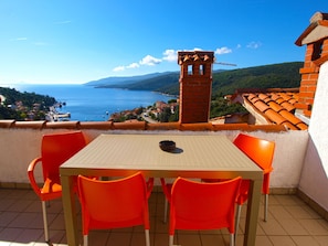Outdoor dining - Apartment 981/2646 (Istria - Rabac), 500m from the beach (Rabac)