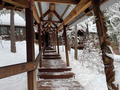Mt Ashland Homestead, Ashland 10m, 40 ridgetop acres old forest, right by PCT