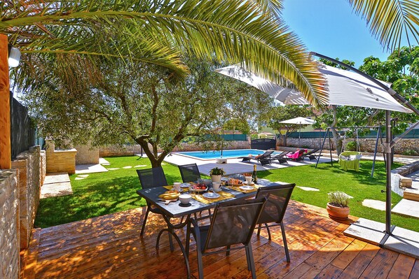 Outdoor dining - House 989/2930 (Istria - Galižana), 5000m from the beach (Galižana)