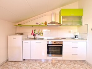 Refrigerador, horno, placa de cocina, cafetera/tetera