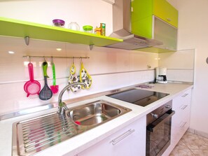 Fridge, oven, stovetop, coffee/tea maker
