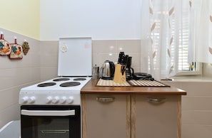 Refrigerador, horno, placa de cocina, cafetera/tetera