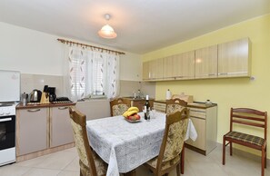 Fridge, oven, stovetop, coffee/tea maker