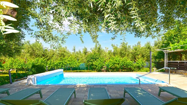 A swimming pool with lounge chairs and a pergola overhead. - House 1012/3351 (Istria - Fažana), 1000m from the beach (Fažana)