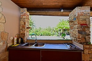 Réfrigérateur, four à micro-ondes, un four, surface de cuisson