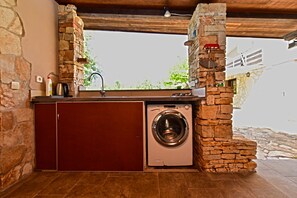 Réfrigérateur, four à micro-ondes, un four, surface de cuisson