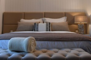 Suite junior, terraza, vistas al jardín | Minibar, caja fuerte, escritorio y espacio para trabajar con un portátil