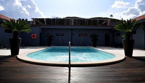 Piscina externa sazonal, guarda-sóis, espreguiçadeiras