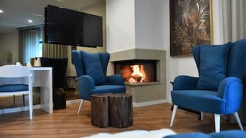 Superior-Suite, Kamin, Gartenblick | Wohnbereich