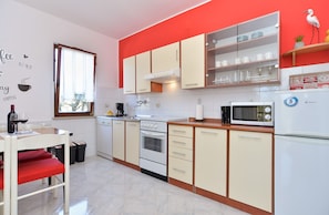 Frigorífico, microondas, placa de cocina y lavavajillas