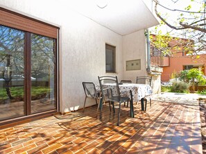 Outdoor dining - Apartment 1023/3409 (Istria - Valbandon), 500m from the beach (Valbandon)