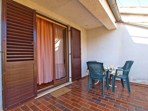 Outdoor dining - Apartment 1023/3410 (Istria - Valbandon), 500m from the beach (Valbandon)