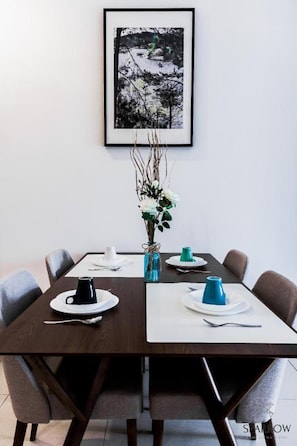 Studio | Repas dans la chambre