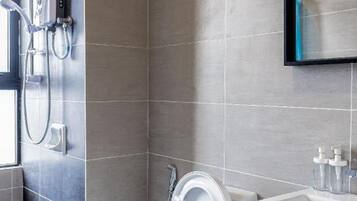 Suites 5 Pax | Bathroom | Shower, hair dryer, towels, soap