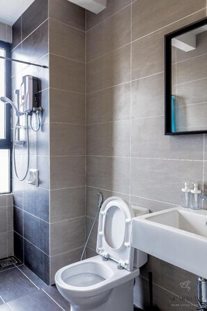 Suites 5 Pax | Bathroom | Shower, hair dryer, towels, soap - Midhills Premium Suites by Sparrow Homes (Genting Highlands)