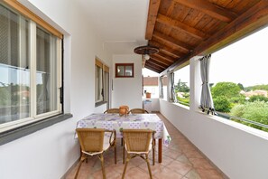 Outdoor dining - Apartment 1026/3430 (Istria - Valbandon), 500m from the beach (Valbandon)