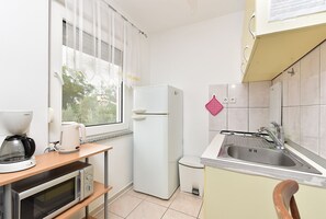 Kylskåp, mikrovågsugn, spishäll och kaffe- och tebryggare